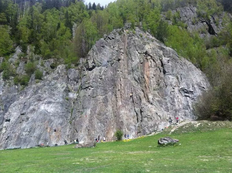 Stage escalade enfant été : Mur d'escalade site des Gaillands