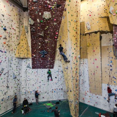 Prendre des cours d'escalade en salle