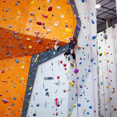 Salle d’escalade mur – cours collectifs adultes Salle d'escalade mur - cours collectifs adultes